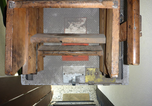Asbesthaltige Leichtbauplatte an der Unterseite einer Dachbodenklappe