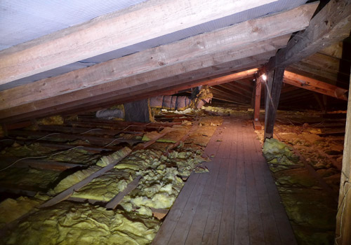 Dachboden mit gelber Mineralwolldämmung